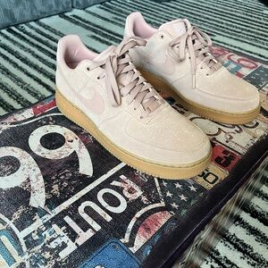 Nike Low Airforce 1s. Like NEW.